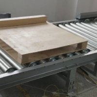 Why does the pallet conveyors have both a roller conveyor and chain conveyor?