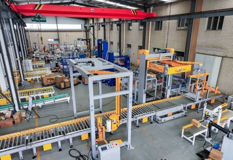 Shrink-Wrapped Water Low-Level Palletizer